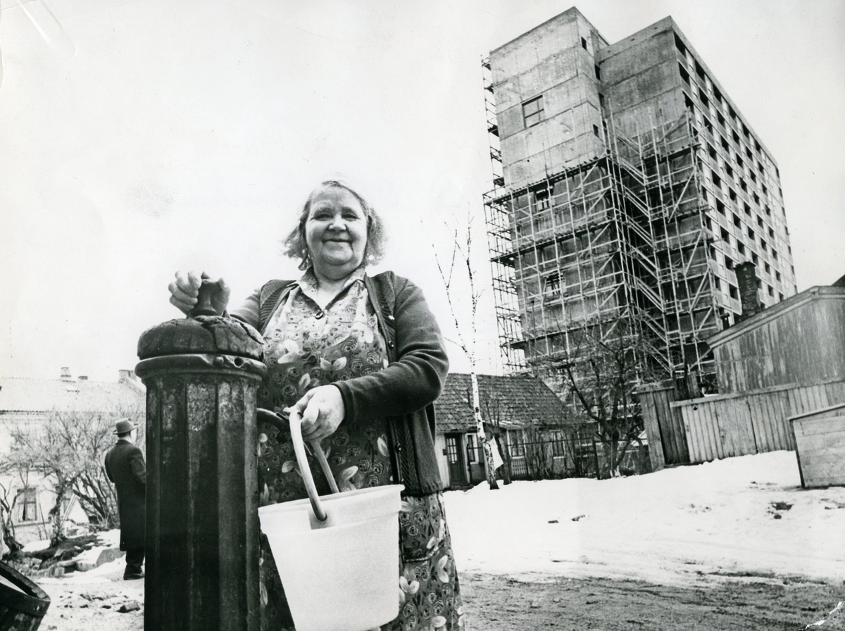 Kontrast mellom den gamle vannposten og de nye byggene som reiser seg på Enerhaugen,.1963