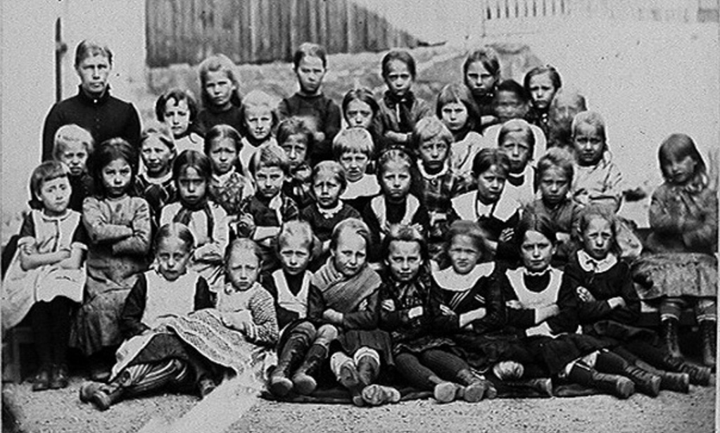 Jenteklasse Sagen ca1885 ukjentoslobyarkiv